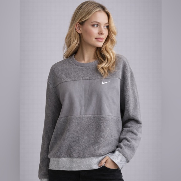 Nike Tops - Nike Women's Two-Tone Gray Therma Sweatshirt XS
